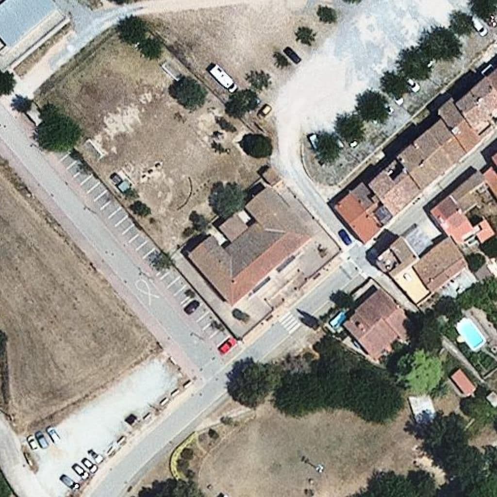 Вид згори на територію школи «Escola Santa Cecília - ZER Les Salines»
