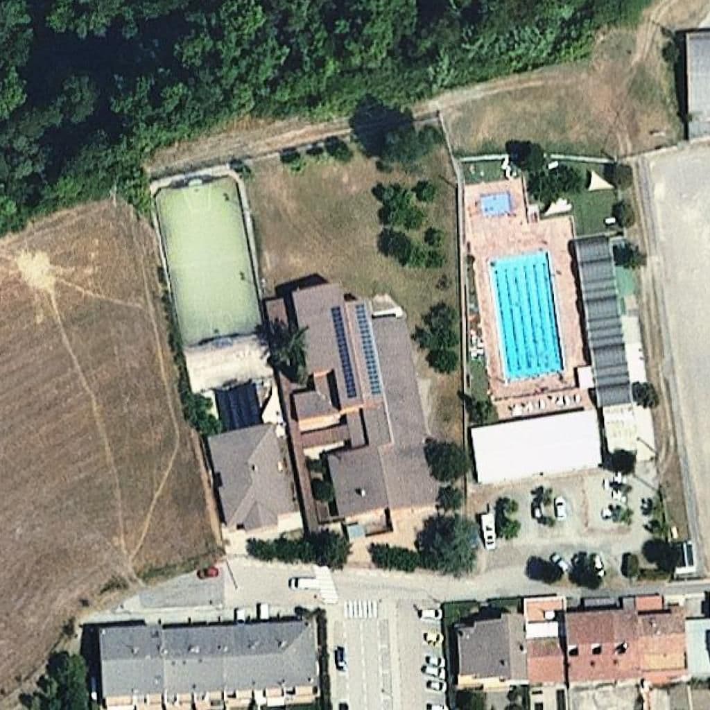 Вид згори на територію школи «Escola Castellroc»