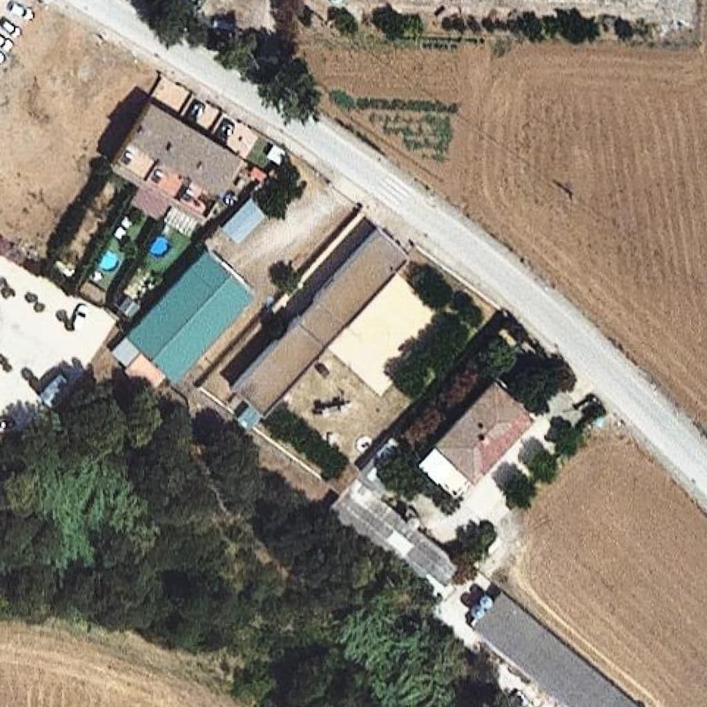 Вид сверху на территорию школы «Escola Mossèn Josep Maria Albert - ZER Empordà»