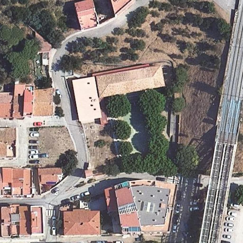 Вид згори на територію школи «Escola Puig d'Esquers - ZER Cap de Creus»