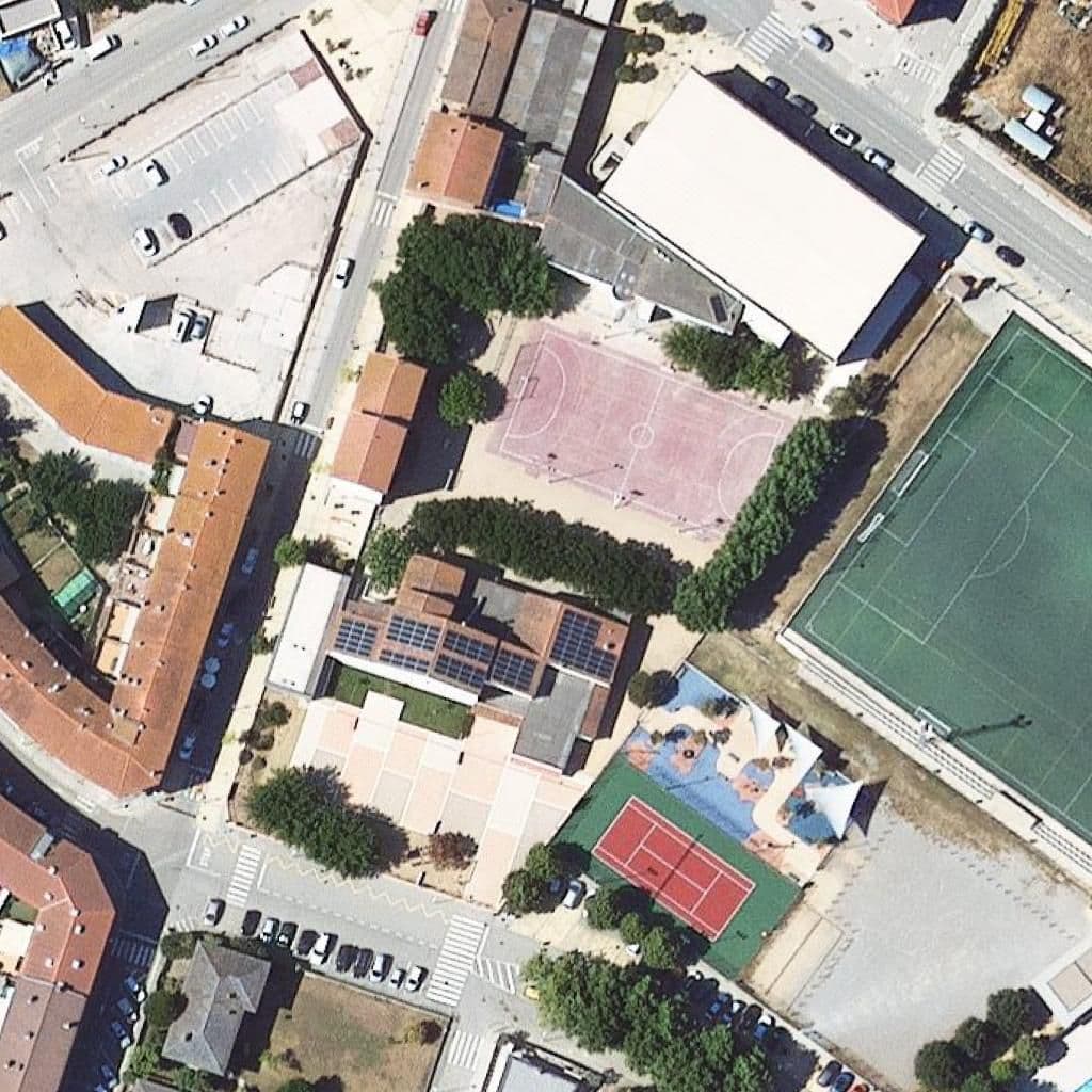 Вид згори на територію школи «Escola La Vall del Terri»