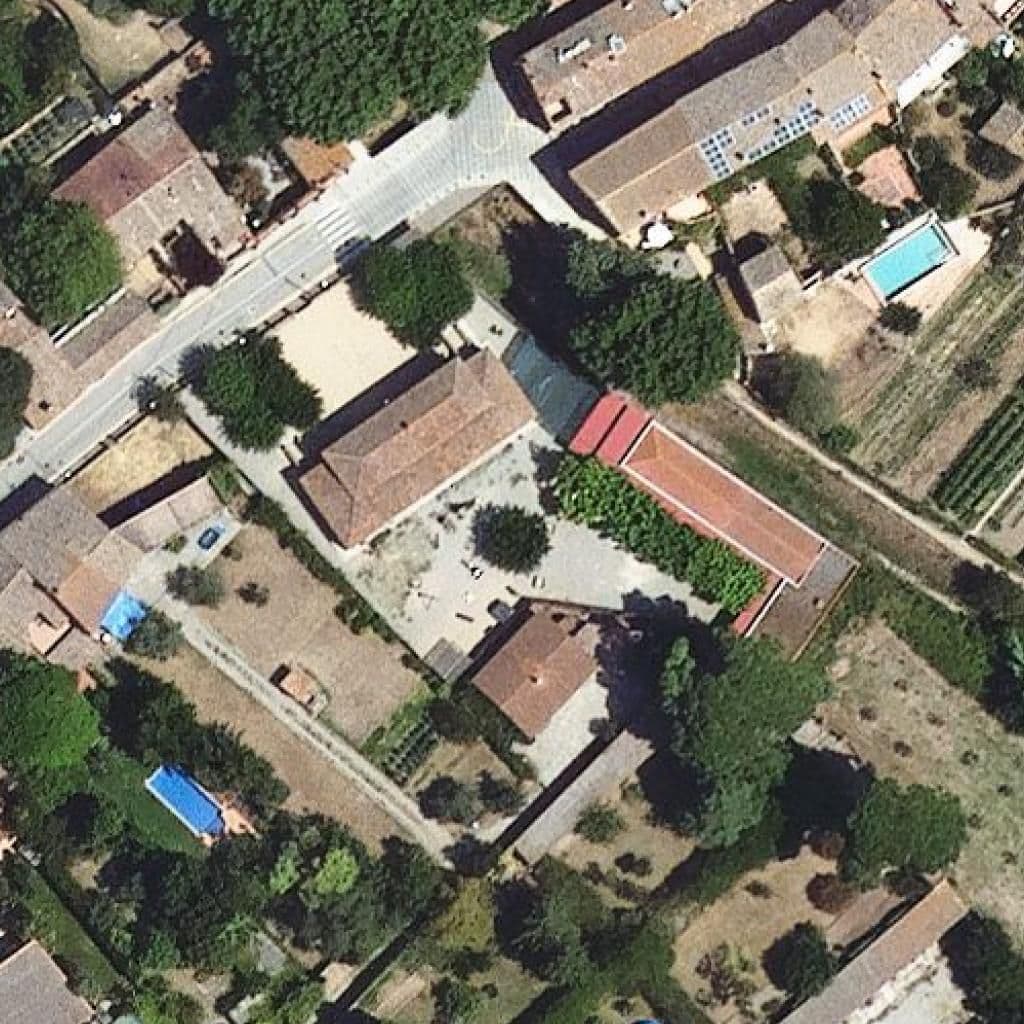 Вид згори на територію школи «Escola El Rodonell»