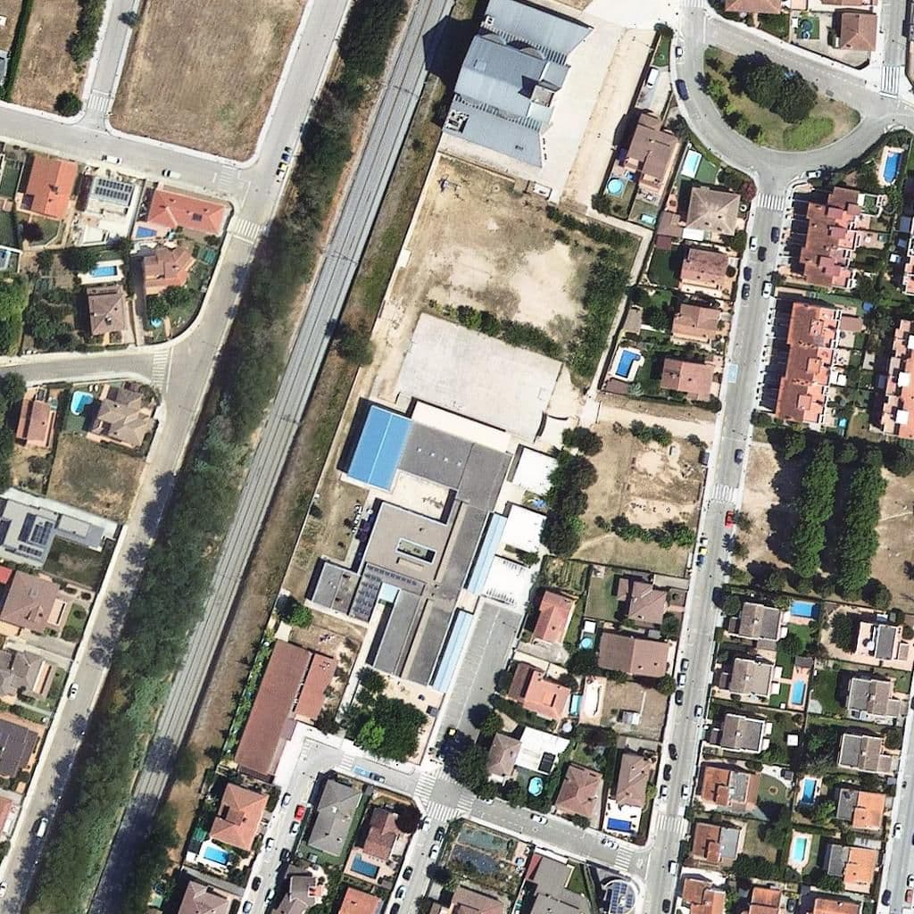 Вид згори на територію школи «Escola Forn d'Anells»