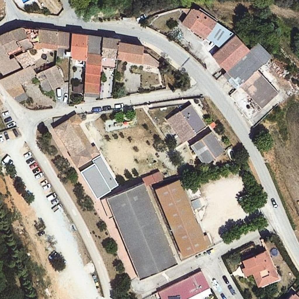 Вид сверху на территорию школы «Escola Montserrat Vayreda i Trullol»