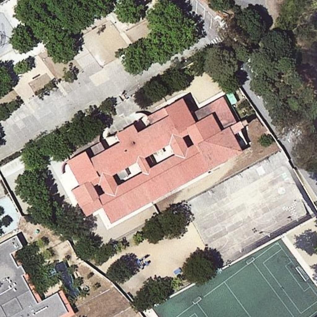 Вид згори на територію школи «Escola Pompeu Fabra»