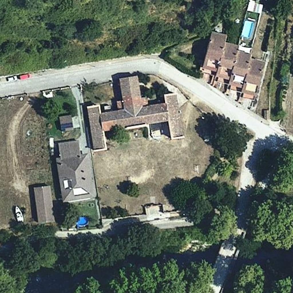 Вид сверху на территорию школы «Escola La Vall»