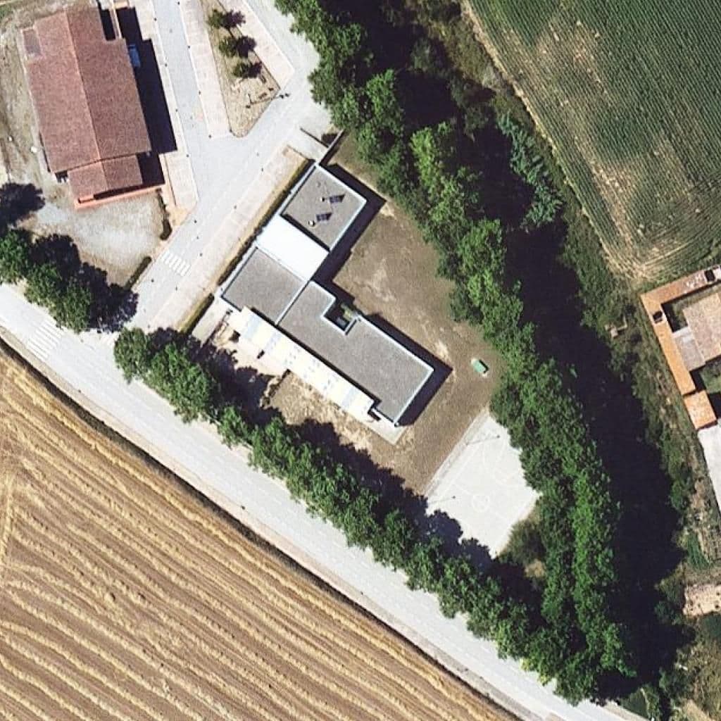 Вид згори на територію школи «Escola Pedra Blanca - ZER Empordanet-Gavarres»
