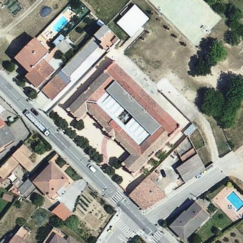 Вид згори на територію школи «Escola Sant Cristòfol»