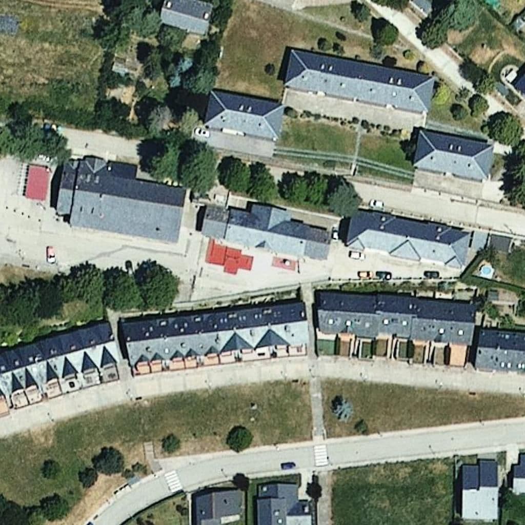 Вид згори на територію школи «Escola Núria Morer i Pi - ZER Comte Arnau»