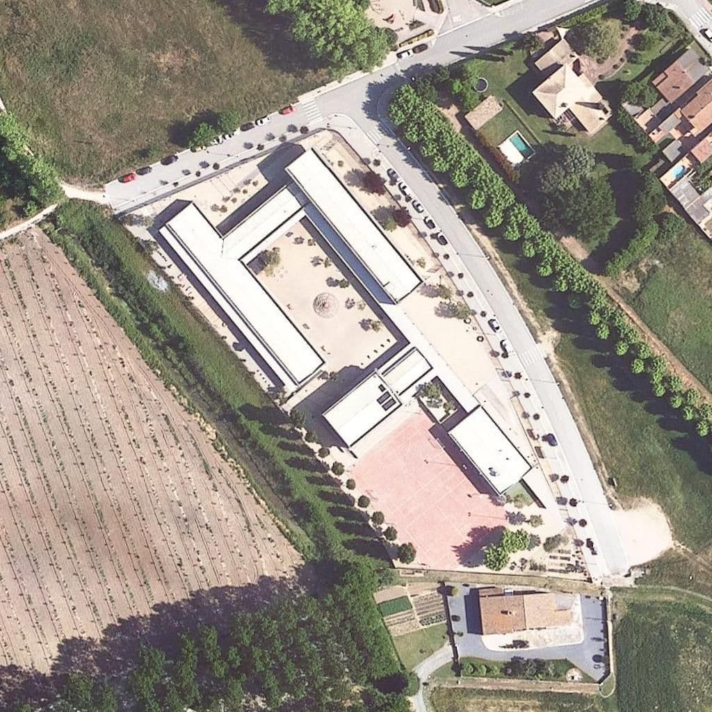 Вид згори на територію школи «Escola Josep Boada»