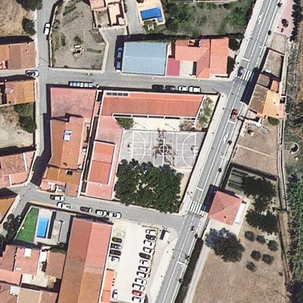 Вид згори на територію школи «Escola Sant Sebastià - ZER Requesens»