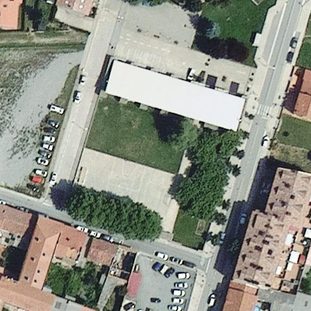 Вид згори на територію школи «Escola Els Pinets - ZER Vall de Ter»