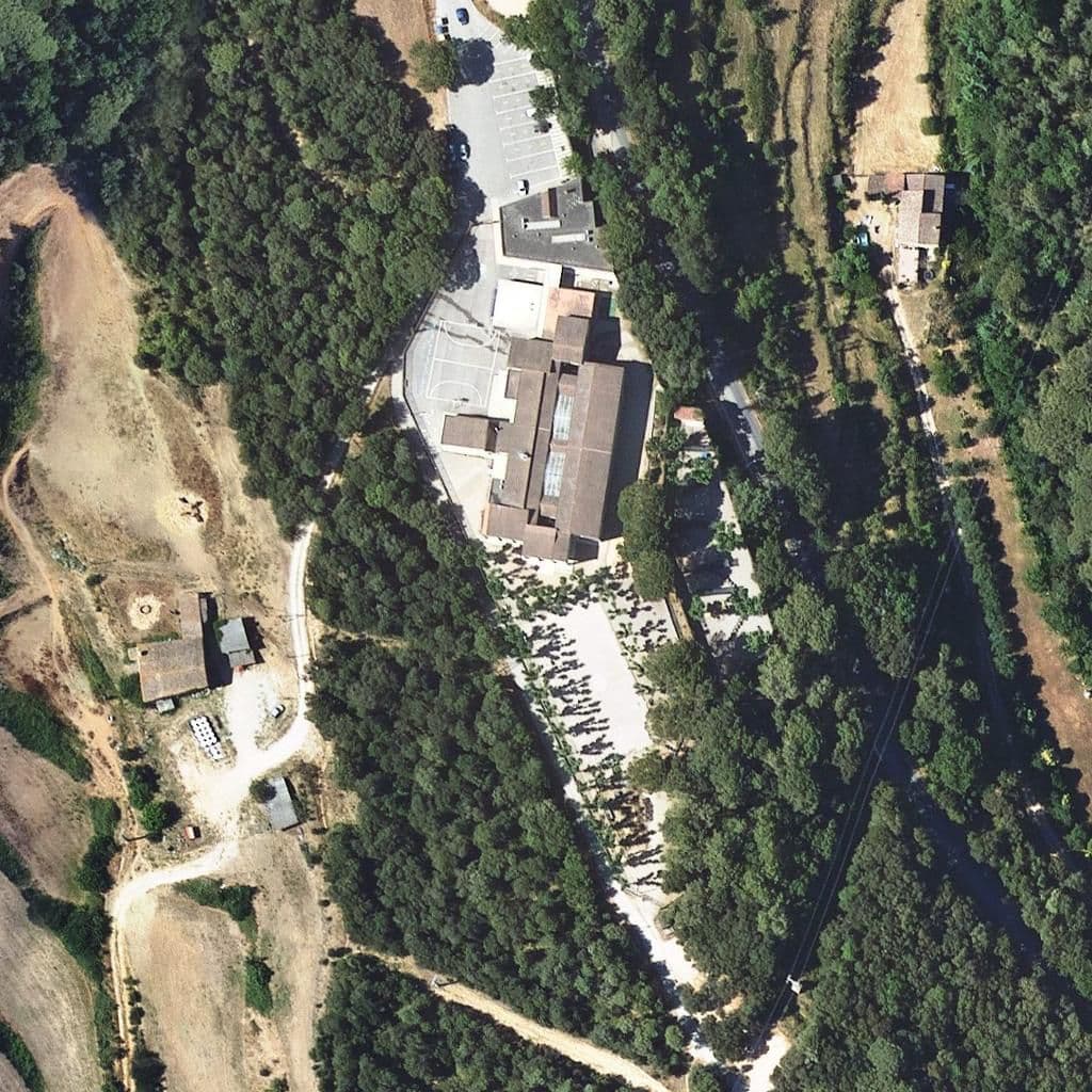 Вид сверху на территорию школы «Escola Montserrat»