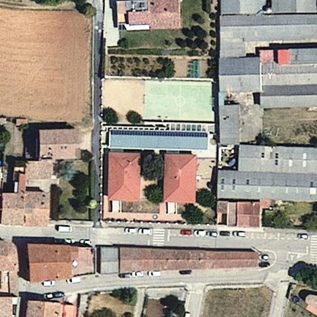 Вид згори на територію школи «Escola Joan Roura i Parella - ZER El Llierca»