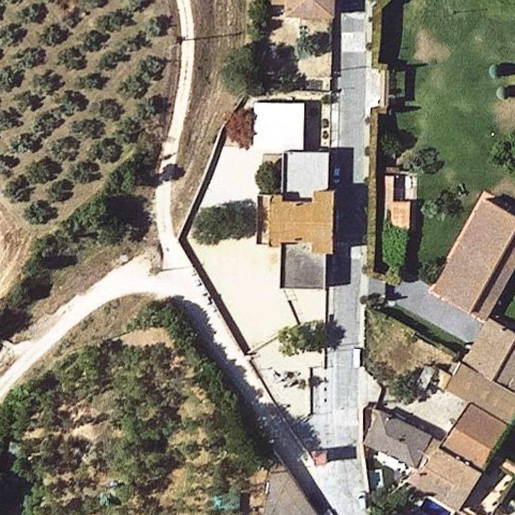 Вид сверху на территорию школы «Escola Oliveres Mil·lenàries - ZER Tramuntana»