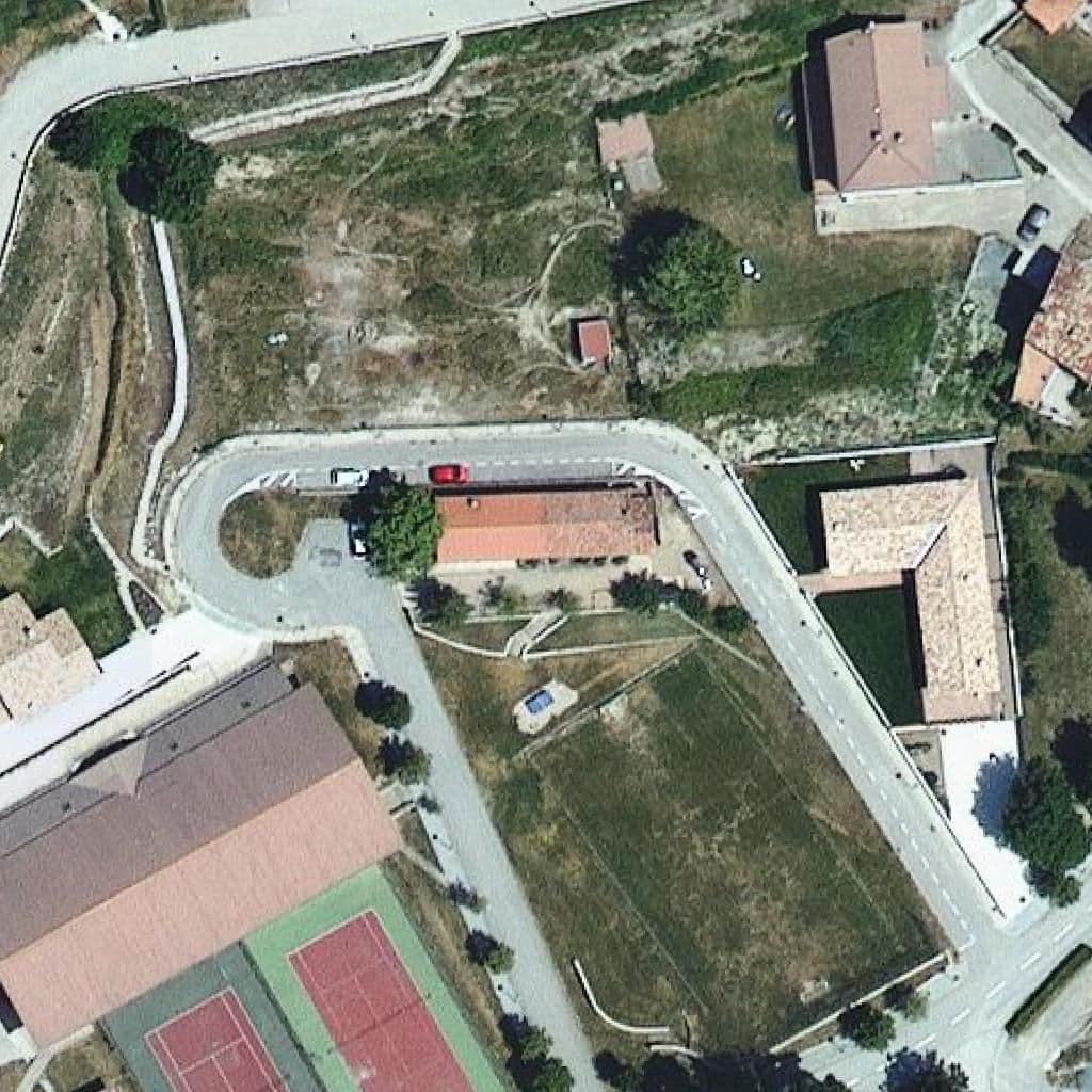 Вид згори на територію школи «Escola Santa Bàrbara - ZER Els Castells»