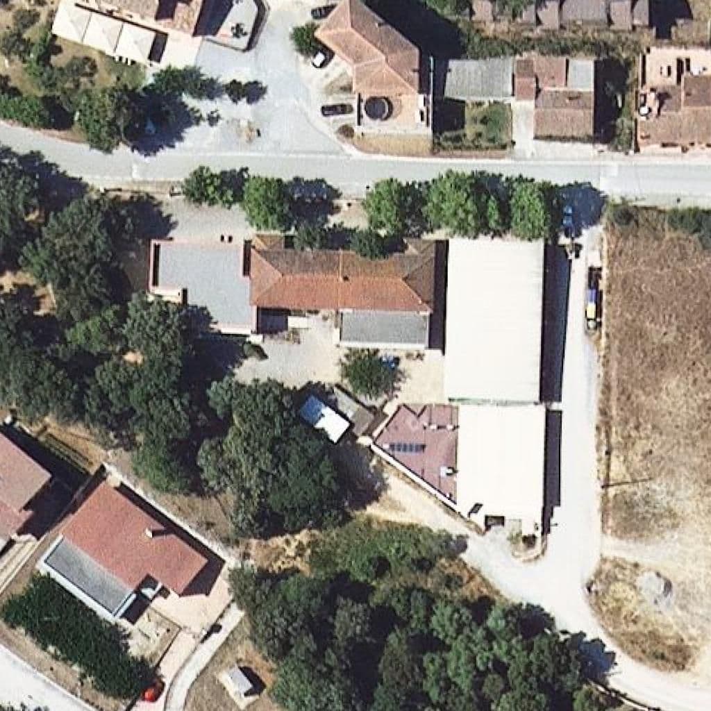 Вид згори на територію школи «Escola de Sant Esteve de Guialbes»