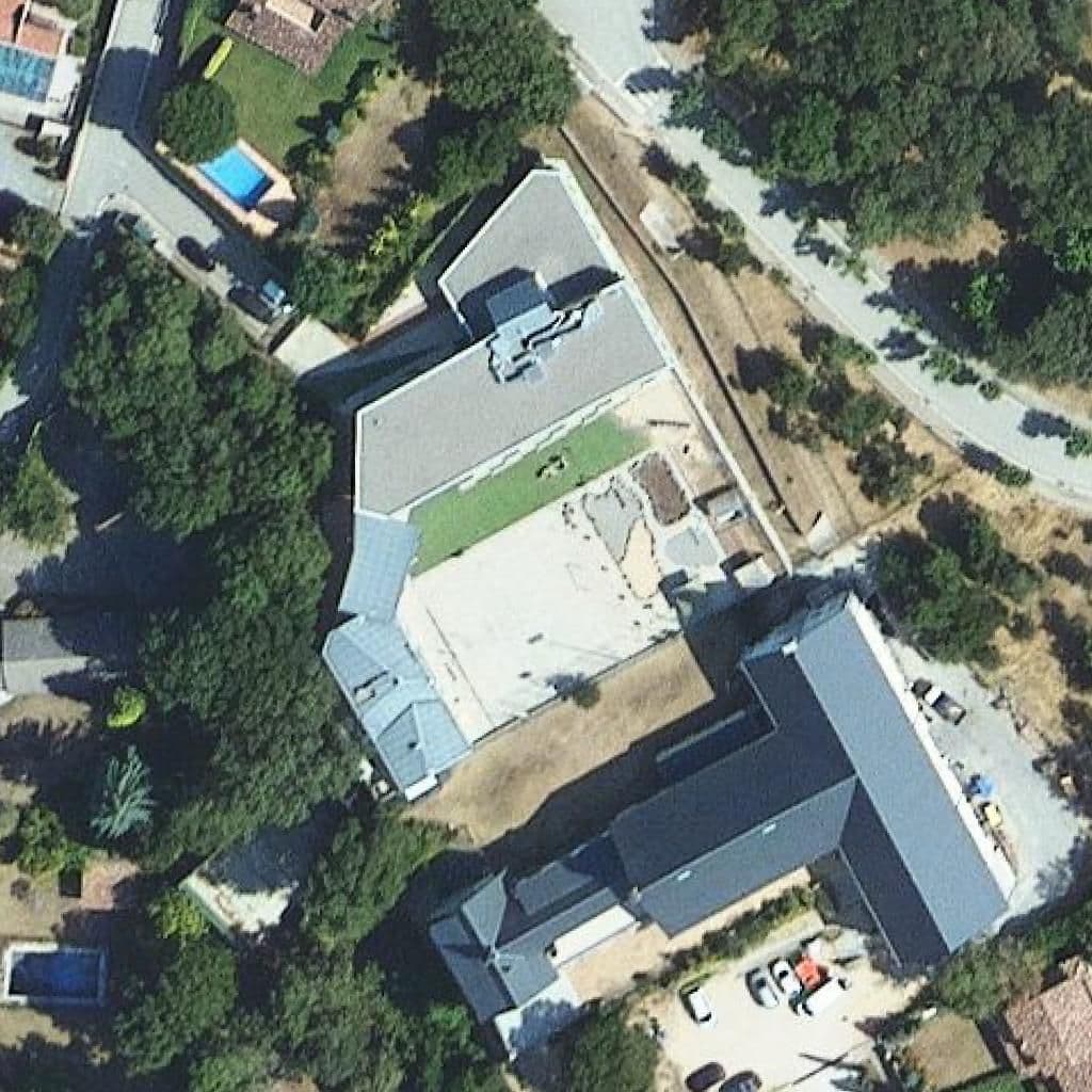 Вид сверху на территорию школы «Escola Els Castanyers - ZER Guilleries»