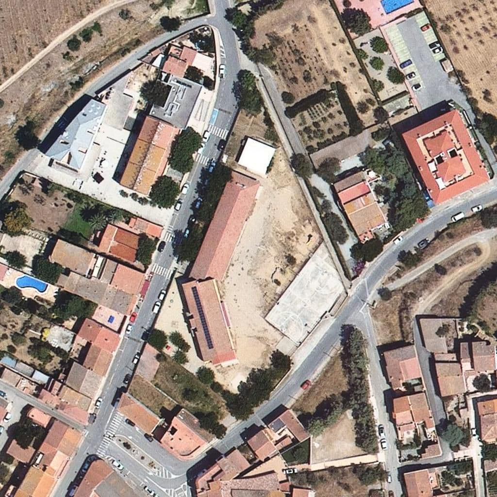 Вид згори на територію школи «Escola Santiago Ratés»