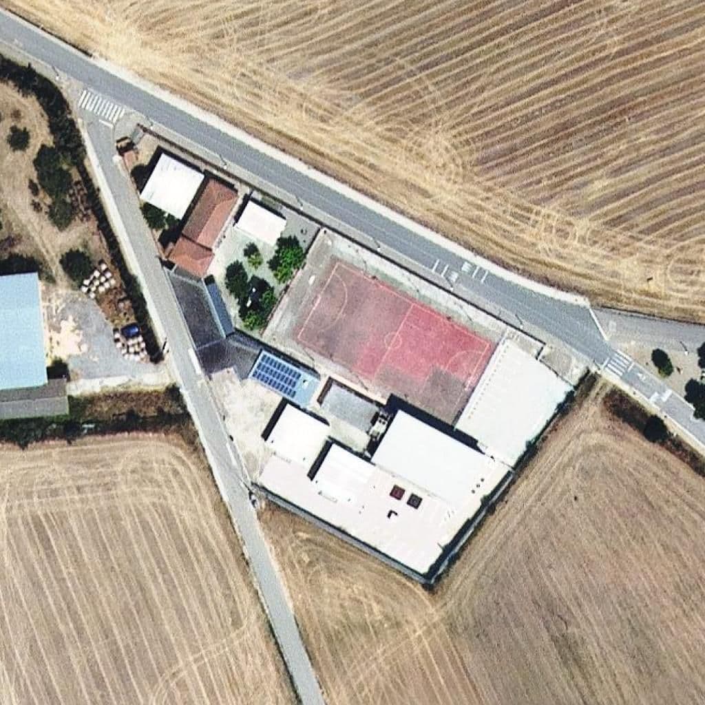 Вид згори на територію школи «Escola Josep de Ribot i Olivas»