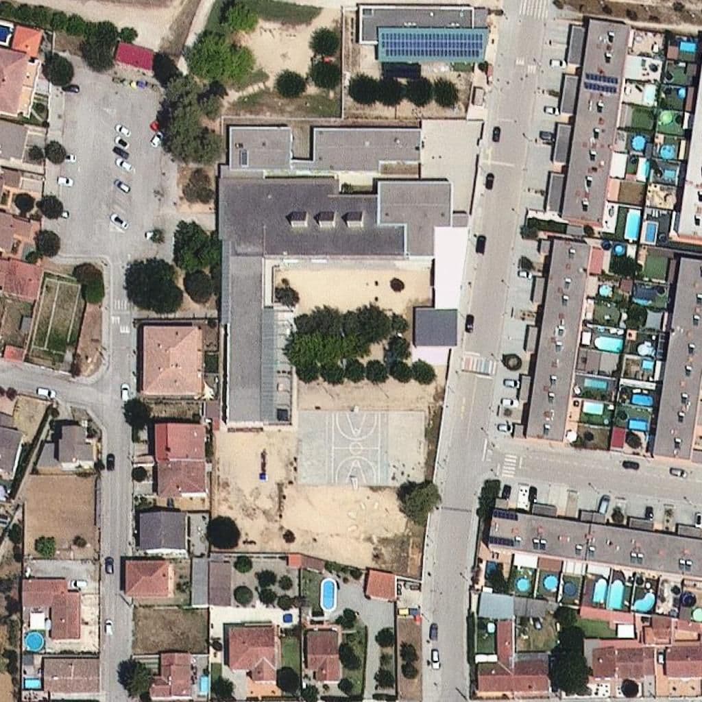 Вид згори на територію школи «Escola Alzina Reclamadora»