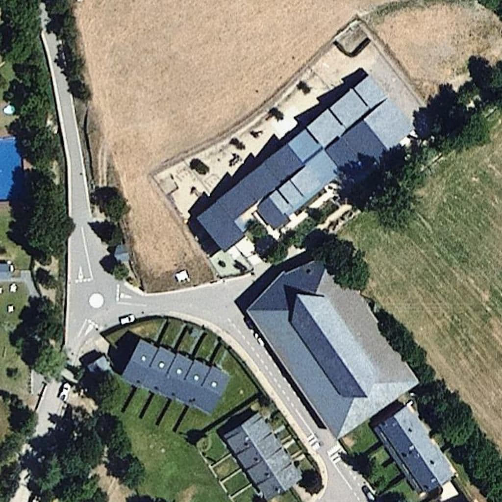 Вид згори на територію школи «Escola Santa Cecília - ZER Cerdanya»