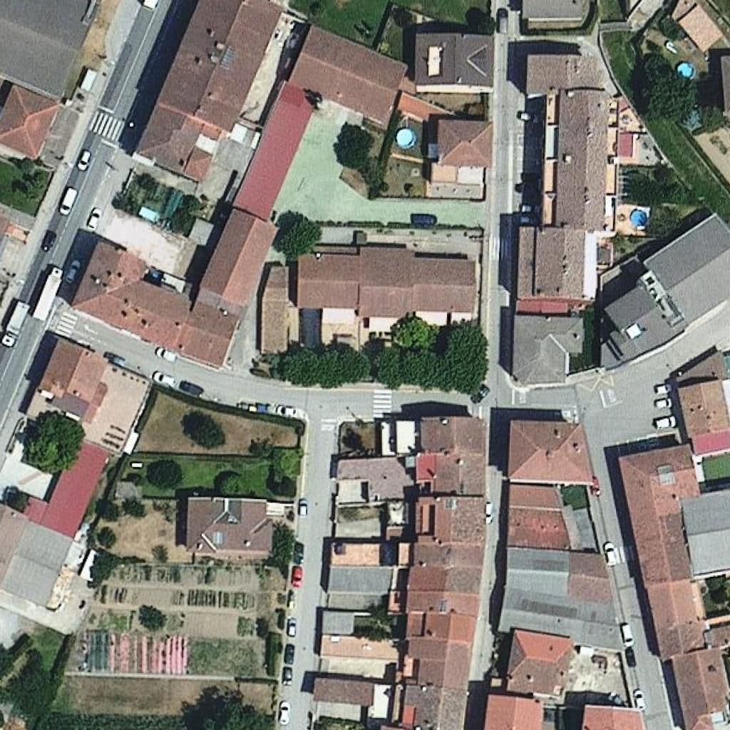 Вид згори на територію школи «Escola Bressol El Rajolet de les Preses»