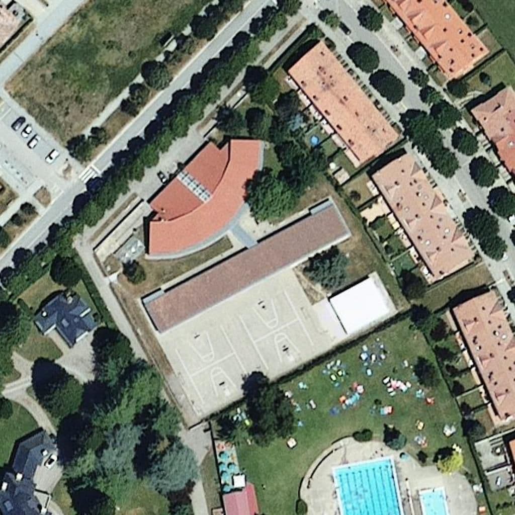 Вид згори на територію школи «Institut Germans Vila-Riera»