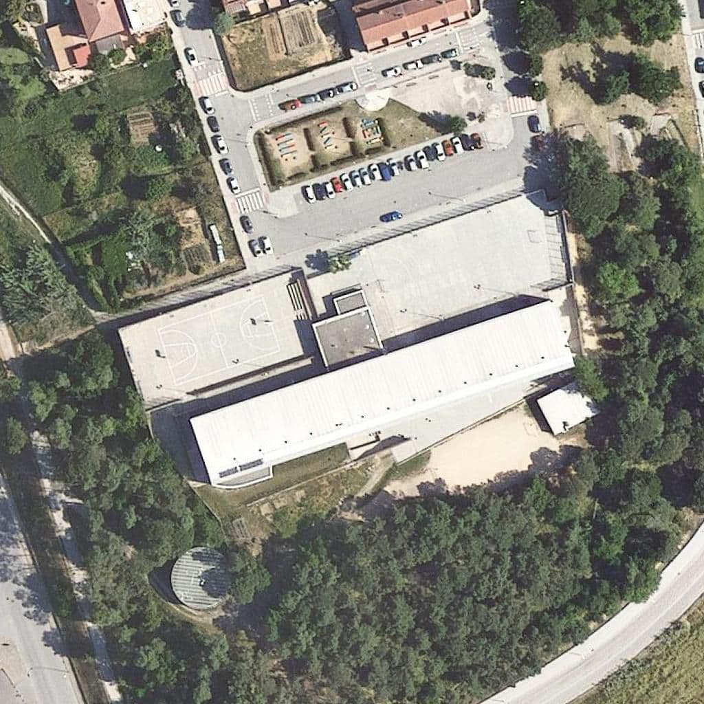 Вид сверху на территорию школы «Institut Vescomtat de Cabrera»