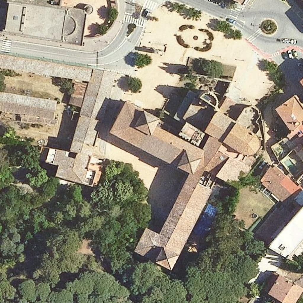 Вид згори на територію школи «Esc Oficial Turisme de la Generalitat de Catalunya»