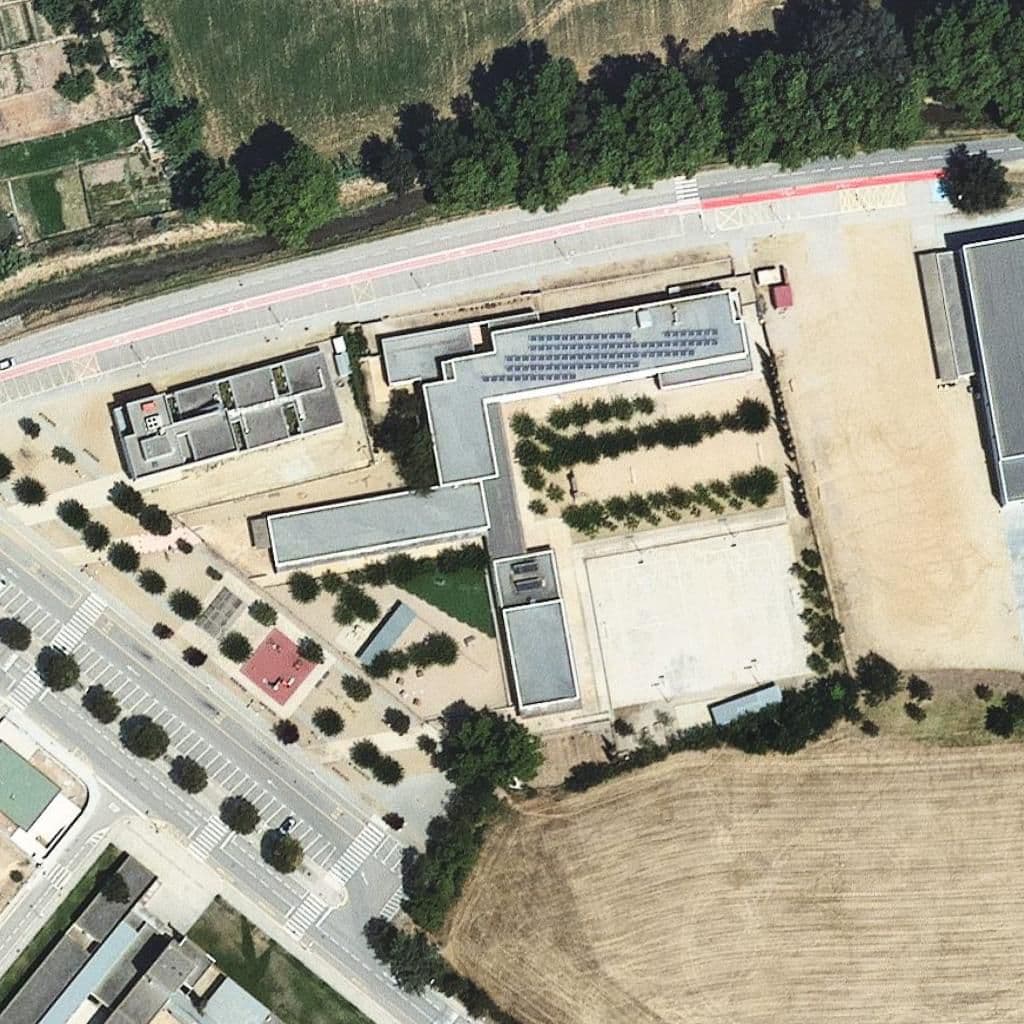 Вид згори на територію школи «Escola Joana d'Empúries»