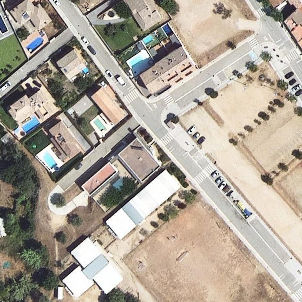 Вид сверху на территорию школы «Escola Vall-llobrega»