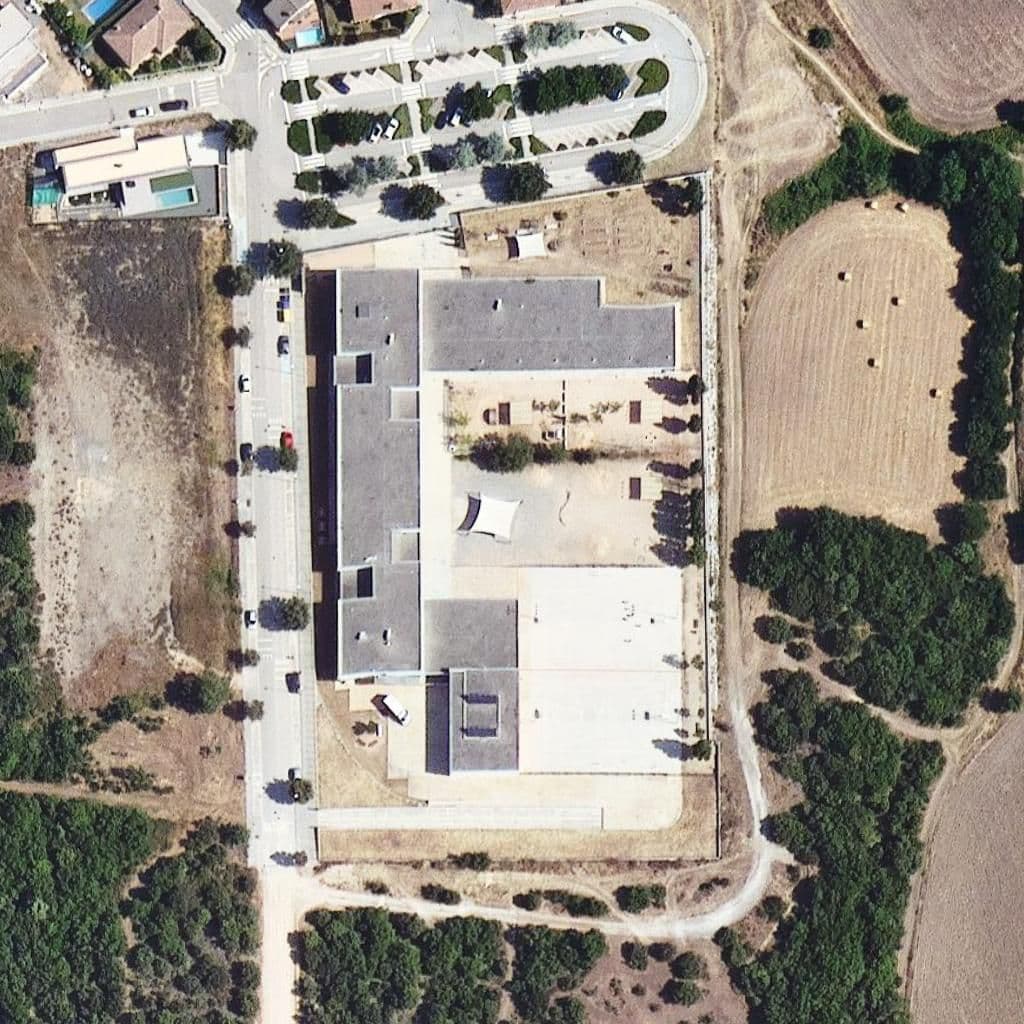 Вид згори на територію школи «Escola Les Arrels»