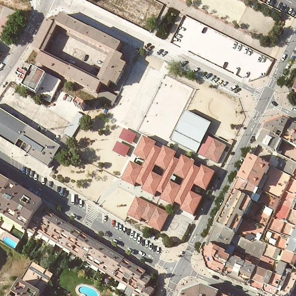 Вид згори на територію школи «Escola Pare Ramon Castelltort I Miralda»