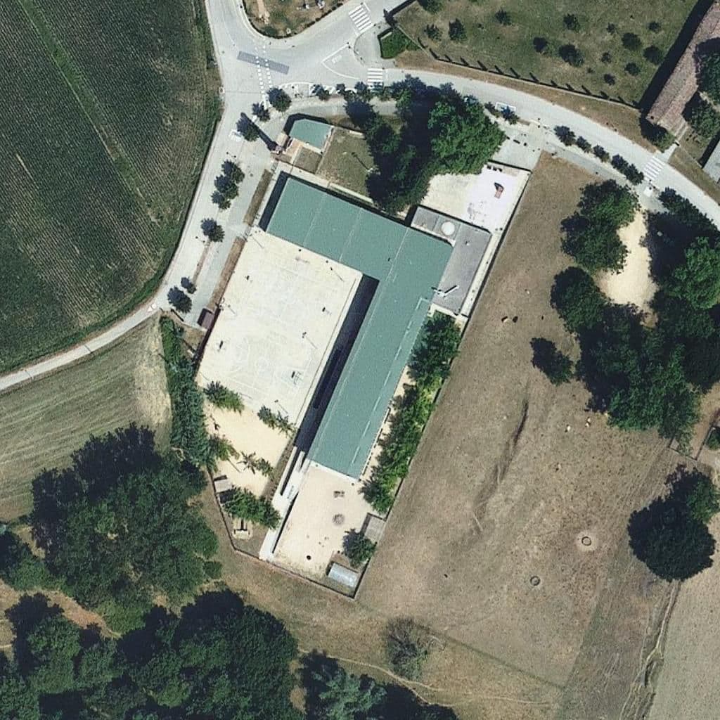 Вид згори на територію школи «Escola La Bòbila»