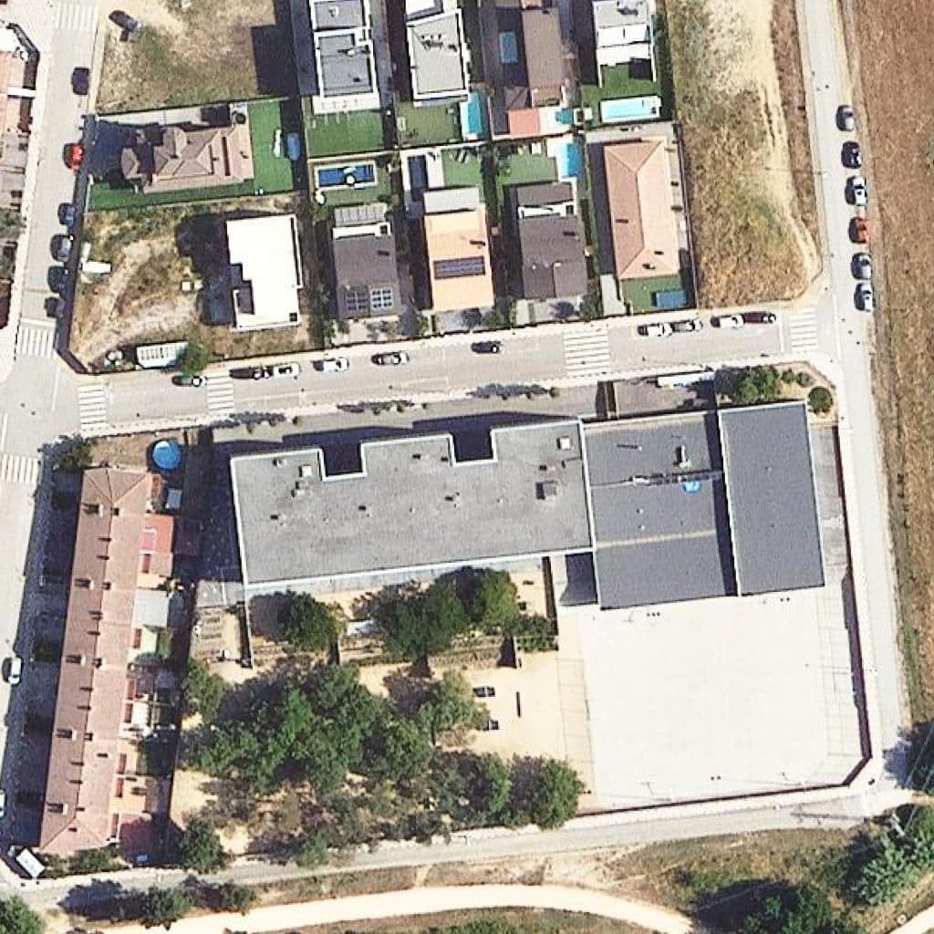 Вид згори на територію школи «Escola Puig de les Cadiretes»