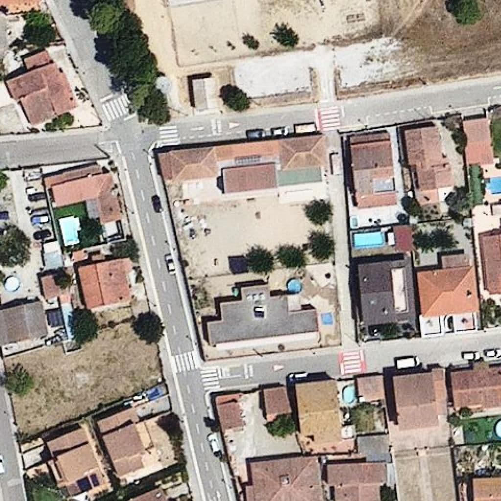 Вид згори на територію школи «Llar d'infants de Sant Miquel de Fluvià»