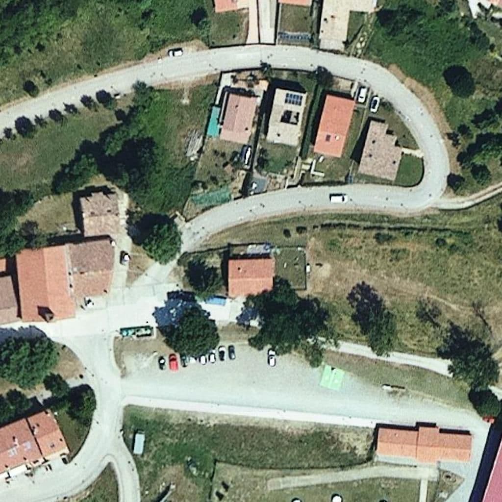Вид згори на територію школи «Llar d'infants de Vallfogona de Ripollès»