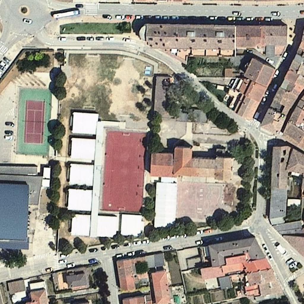 Вид згори на територію школи «Institut Escola Salvador Vilarrasa»