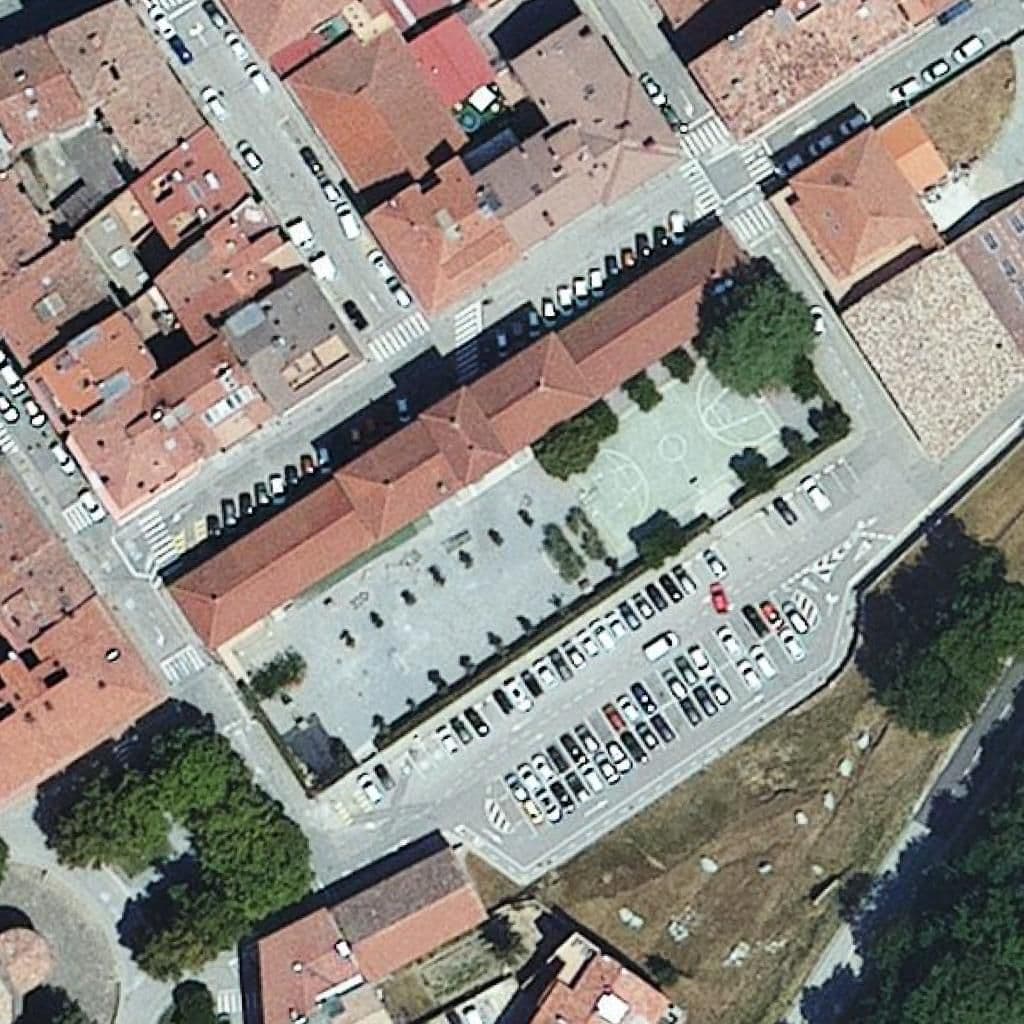 Вид сверху на территорию школы «Institut Escola Mestre Andreu»