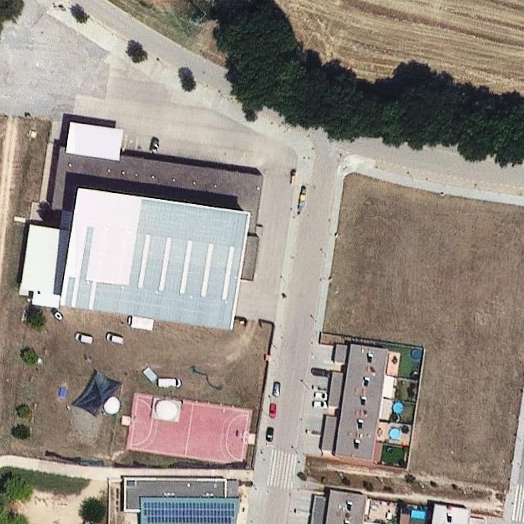 Вид згори на територію школи «Escola Bressol Els Plançons»