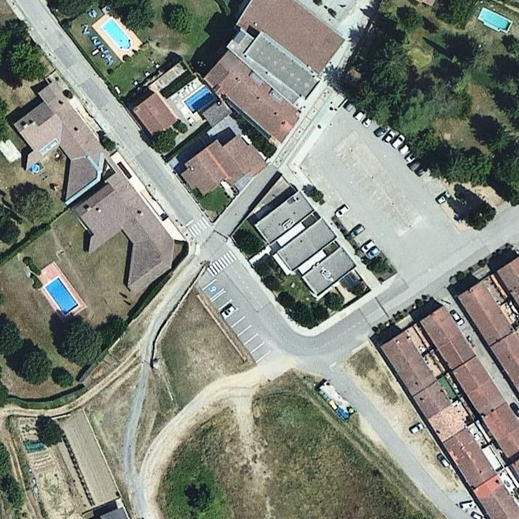 Вид згори на територію школи «Escola Bressol Petits Pescallunes»