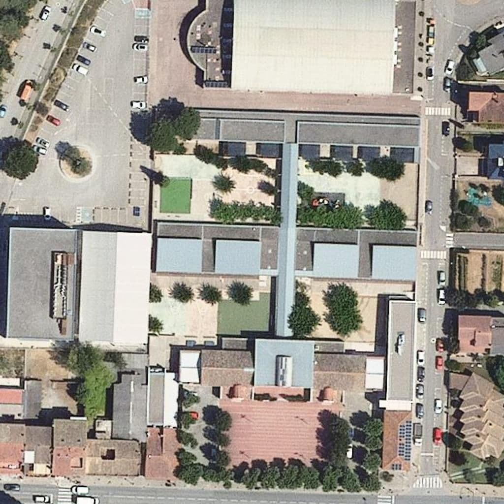Вид згори на територію школи «Institut Vall de Llémena»