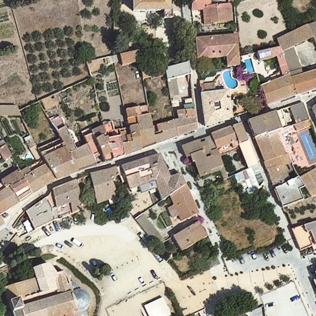 Вид згори на територію школи «Escola Bressol Quitxalla»
