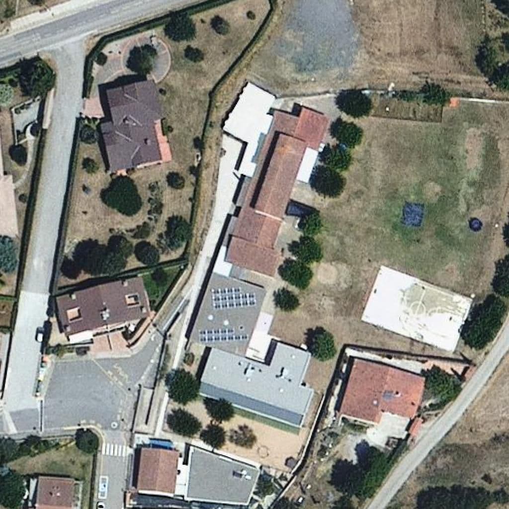 Вид згори на територію школи «Llar d'infants de Santa Pau»