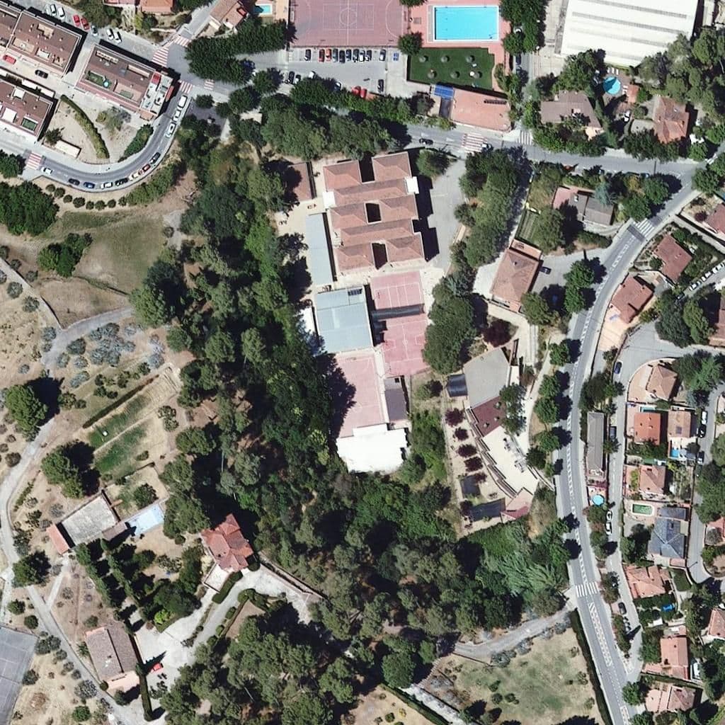 Aerial view of the grounds of Escola Montcau