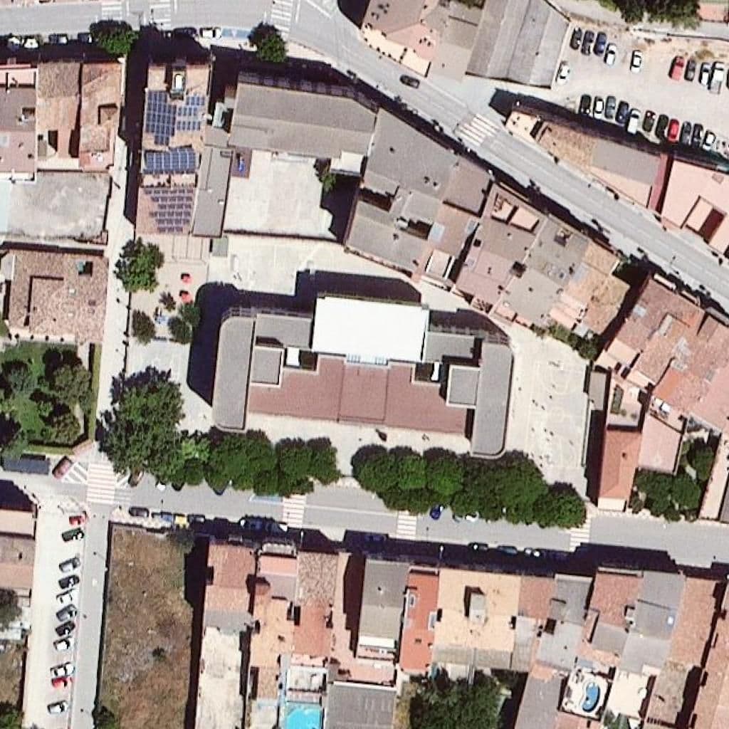 Вид згори на територію школи «Escola Macià-Companys»