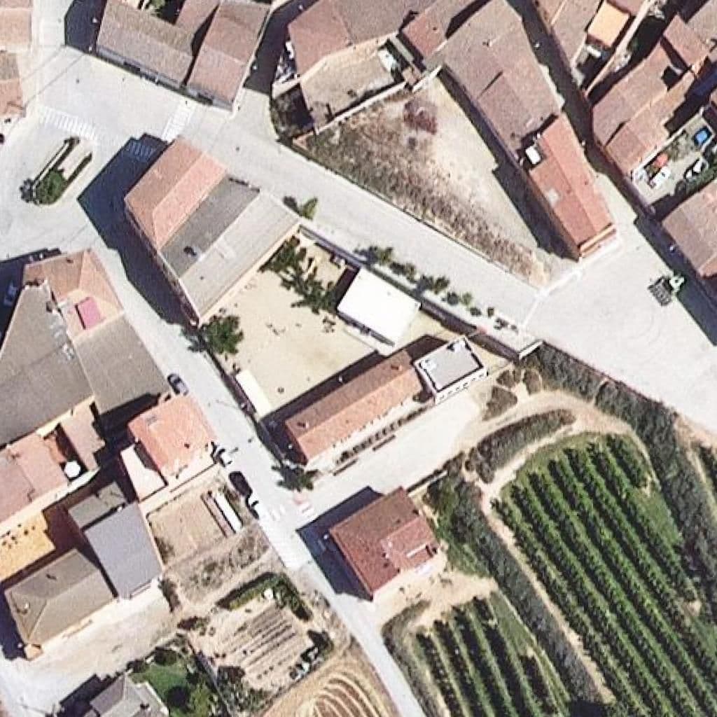 Вид згори на територію школи «Escola Arrels - ZER L'Horta de Lleida»