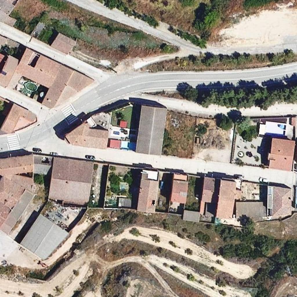 Вид сверху на территорию школы «Escola Mare de Déu de Montserrat - ZER Vall de l'Aranyó»