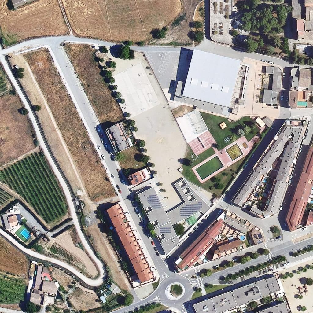 Вид сверху на территорию школы «Escola Sant Salvador»
